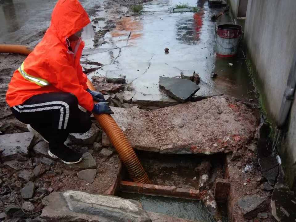 德清专业清理污水池 炜誉市政以规范流程守护城市 “肠道”